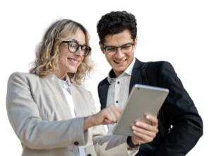 Kobieta i mężczyzna, formalnie ubrani, omawiający kurs z zakresu cyberbezpieczeństwa na tablecie.